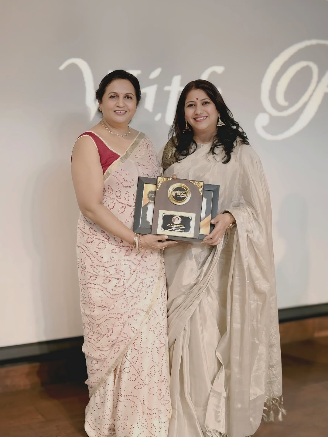 Dr. Praveena Agarwal – Cosmetic Gynaecologist in Bhopal receiving an award for excellence in women’s healthcare at Jeevan Jyoti Maternity & Nursing Home