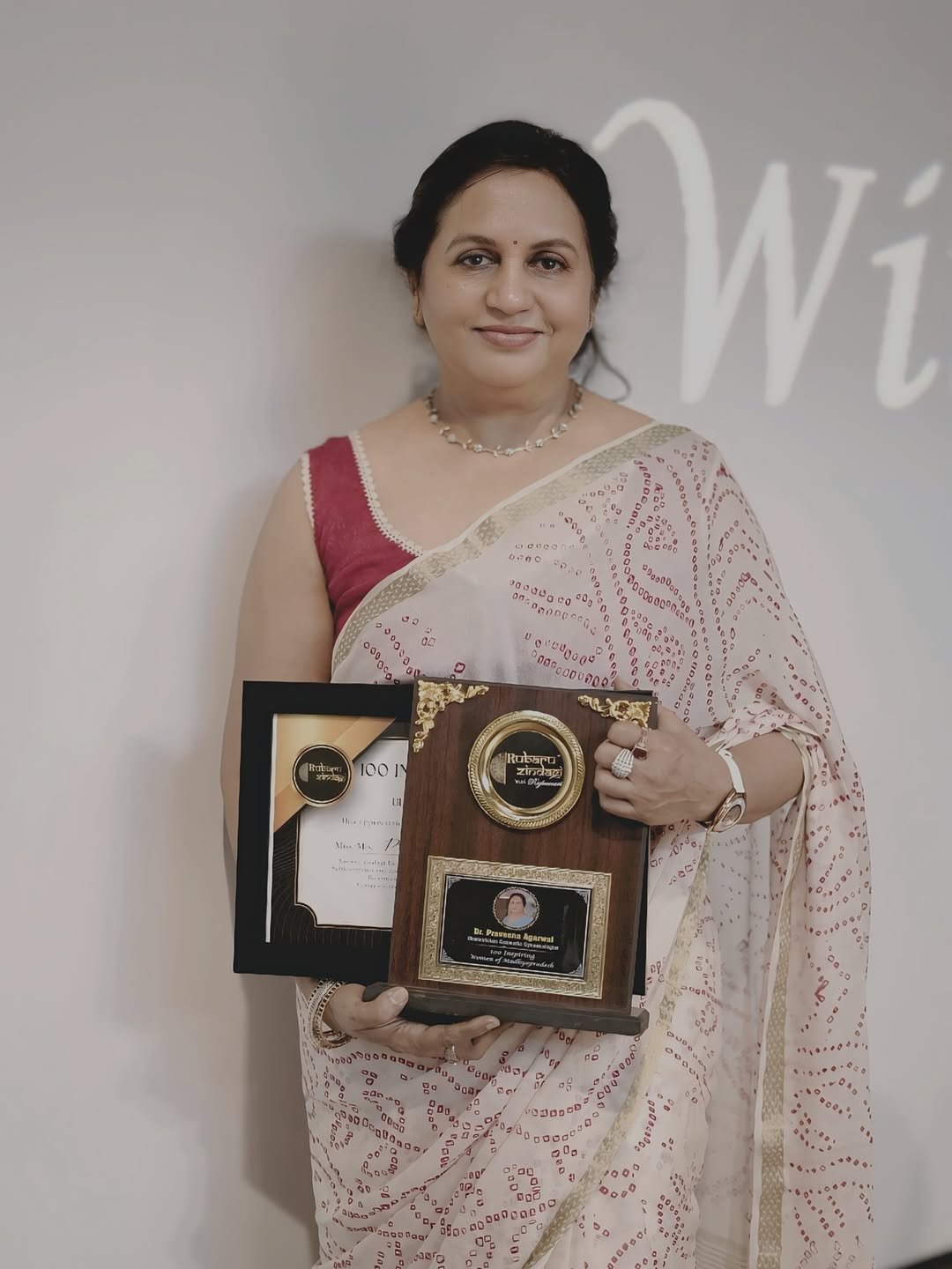 Dr. Praveena Agarwal – Cosmetic Gynaecologist in Bhopal receiving award for excellence in women’s healthcare at Jeevan Jyoti Maternity & Nursing Home