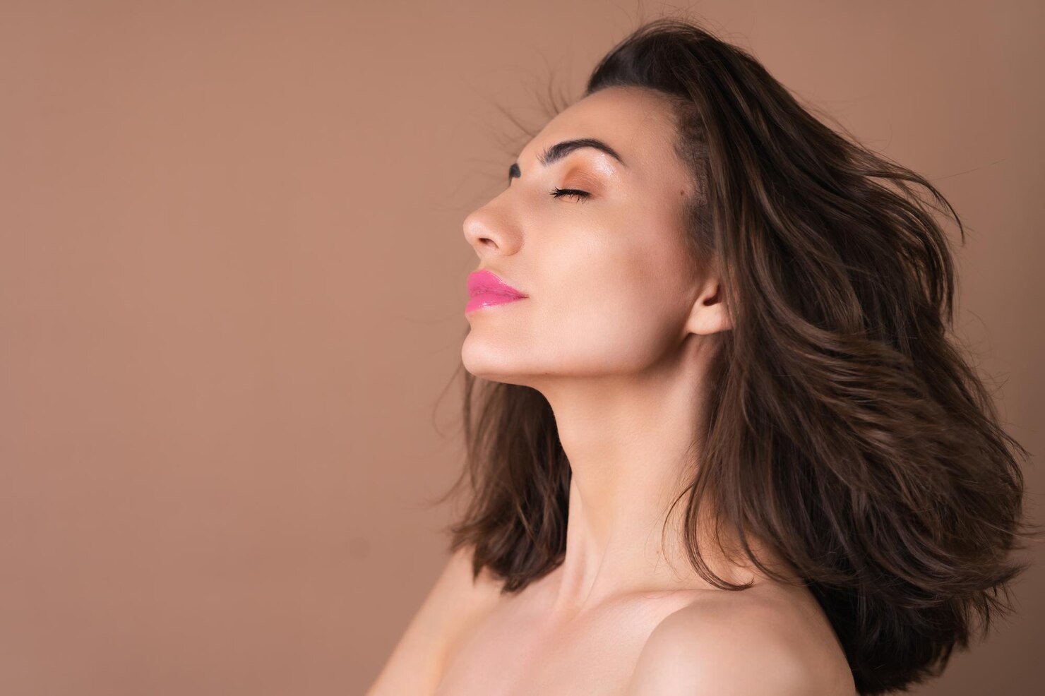 Woman with defined jawline after double chin removal treatment in Bhopal by Dr. Praveena Agarwal, cosmetic gynaecologist