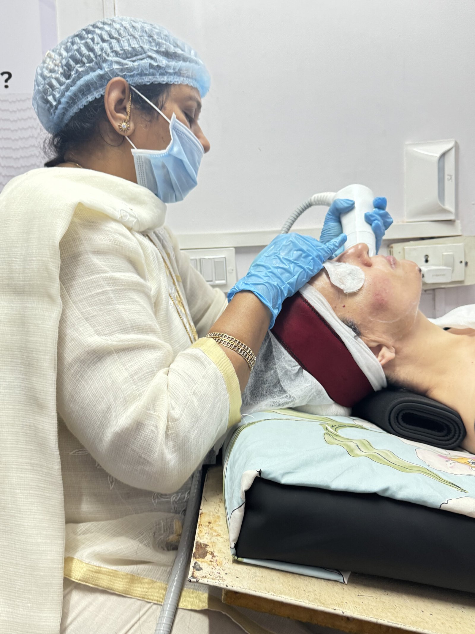 Advanced cosmetic facial procedure being performed by Dr. Praveena Agarwal, Cosmetic Gynaecologist in Bhopal, using modern aesthetic technology